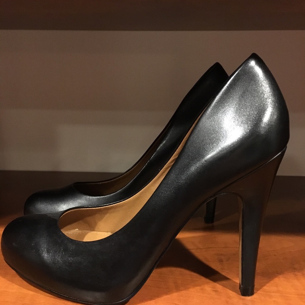 Black pumps!