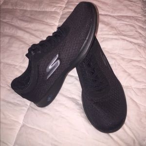 Woman's black sketchers size 7.5 brand new