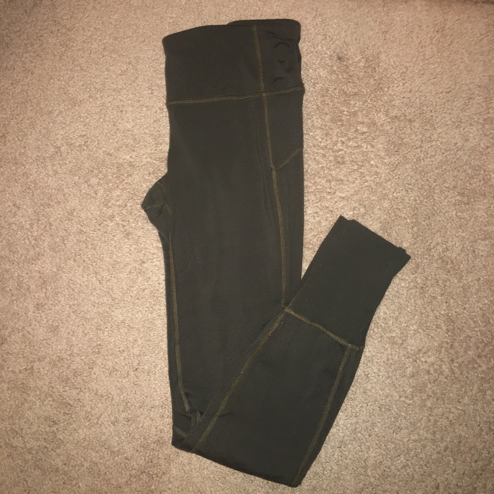 SOLD🚫🚫EUC ARMY GREEN GAPFIT LEGGINGS!