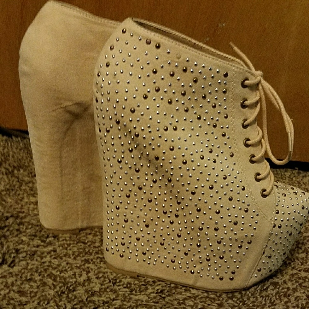 ❤❤FINAL SALE!!!! Qupid Embedded Heel Wedges❤❤