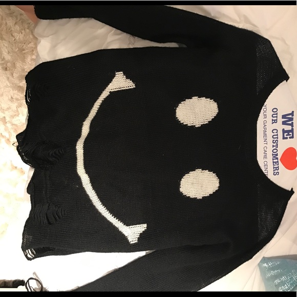 Cute smiley face sweater with rips - Picture 3 of 4