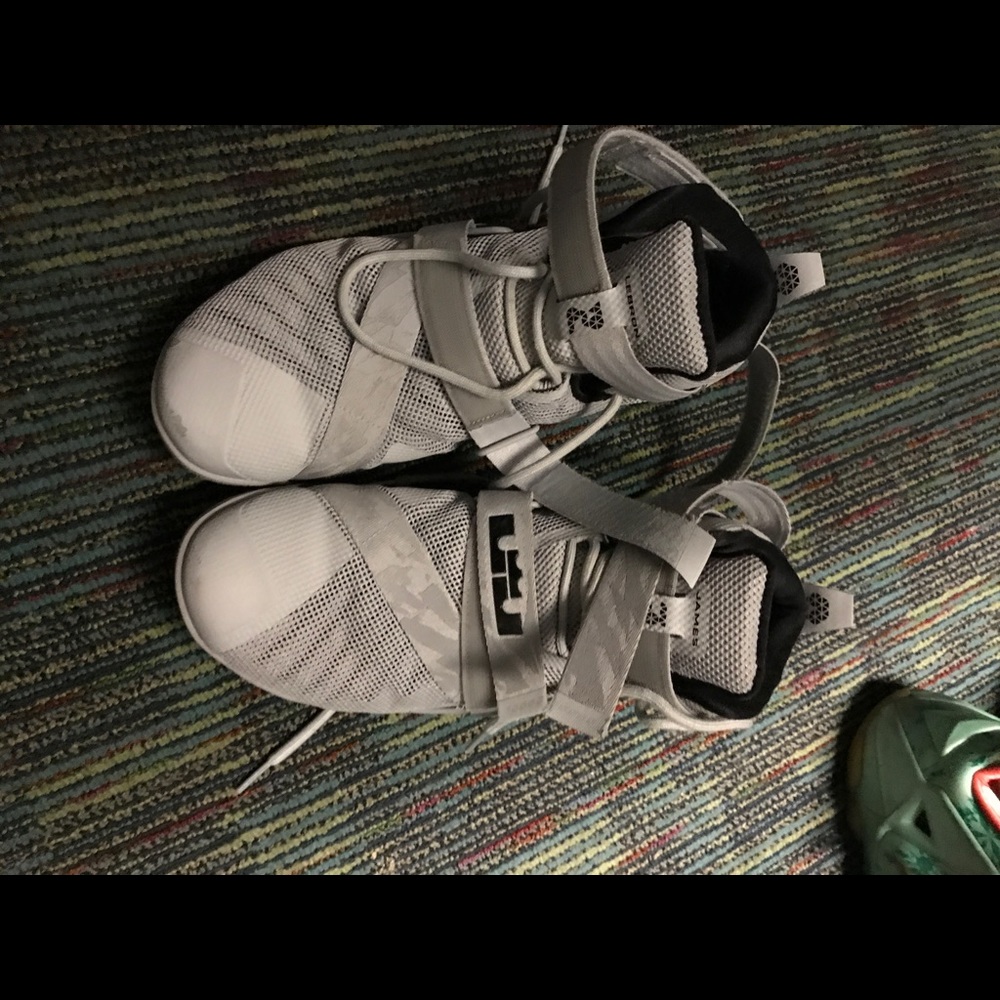 Lebron Soldier 9 Women's basketball shoes.