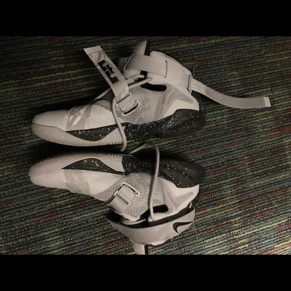 Lebron Soldier 9 Women's basketball shoes. - Picture 2 of 5