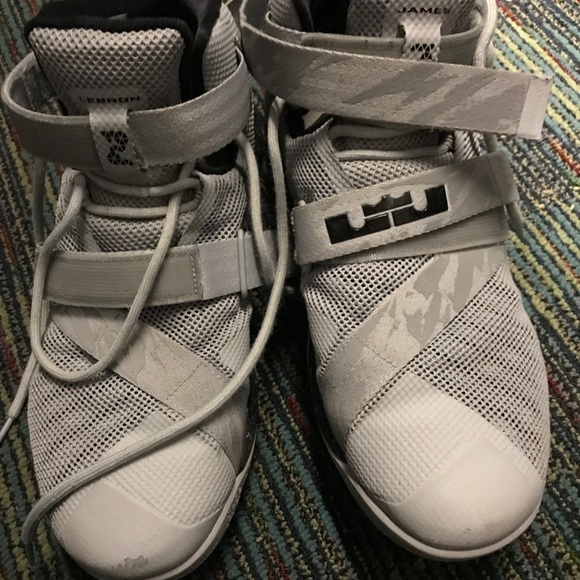 Lebron Soldier 9 Women's basketball shoes. - Picture 5 of 5