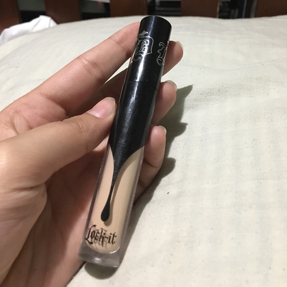 Kat Von D concealer in 11 neutral