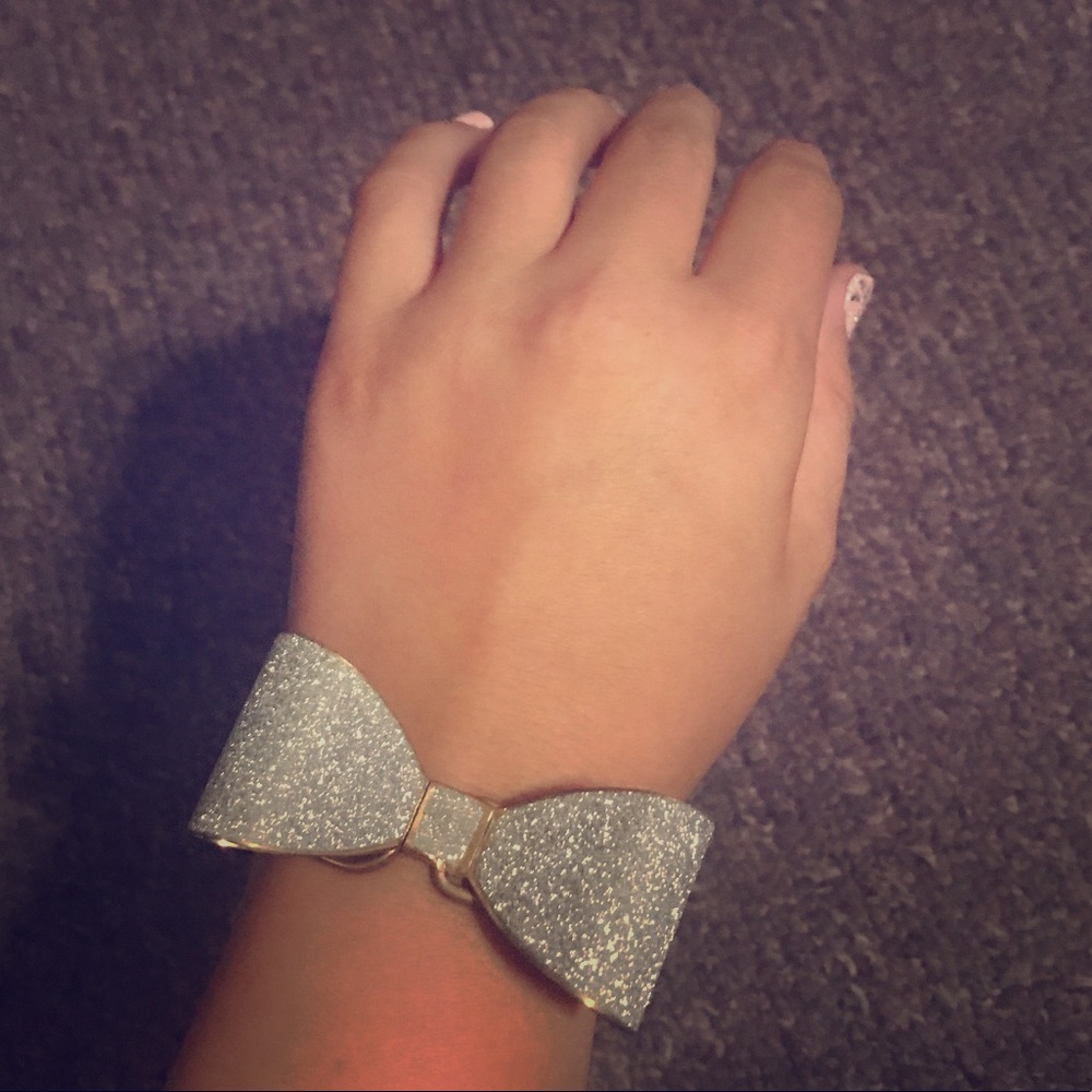 Bow bangle