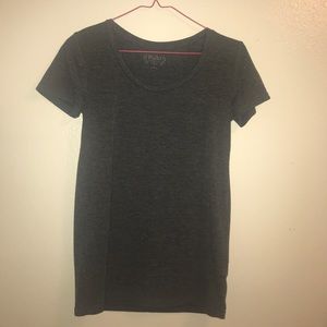 gray tee shirt