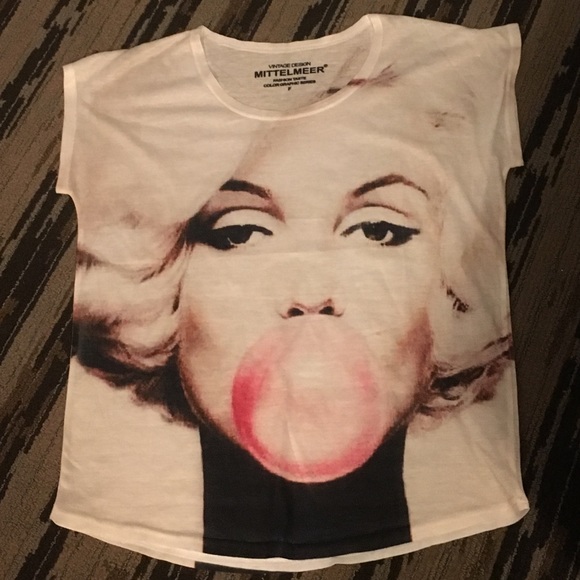 MITTELMEER Tops - Marilyn Monroe Bubble gum graphic tee