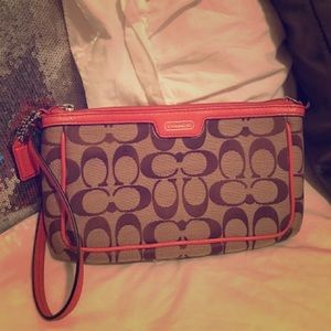 Coach Large Wristlet❤️