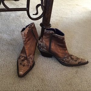 Size 7.5 Donald Pliner ankle boots