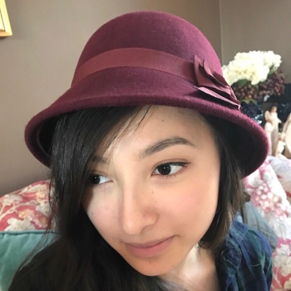Cute red cloche hat with bow 👒