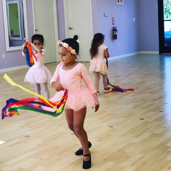 Come Shop My Moms Closet! ❤️🛒 - Picture 3 of 4