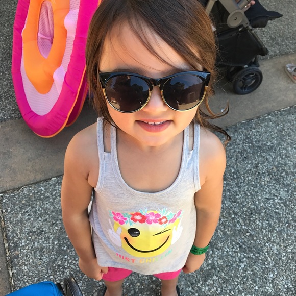 Come Shop My Moms Closet! ❤️🛒 - Picture 4 of 4