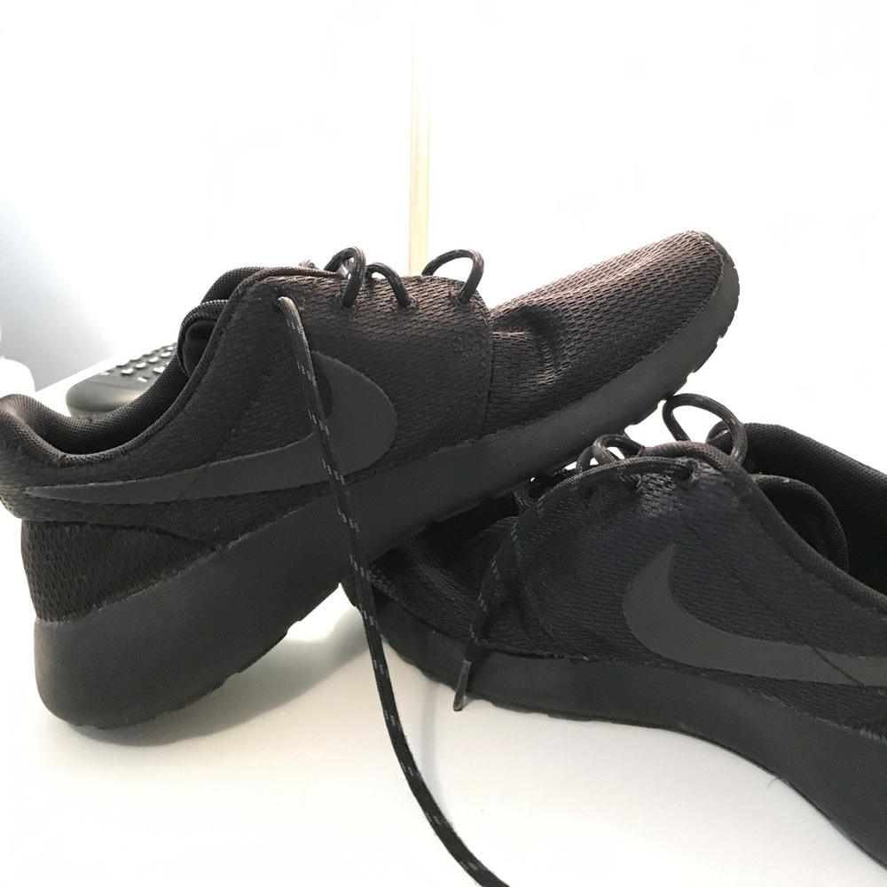 Black Nike Roshe