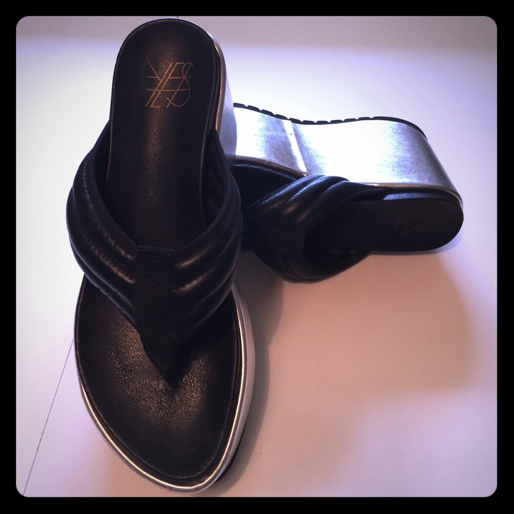 YES Turbo Hi Flip Flop Black Silver Platform