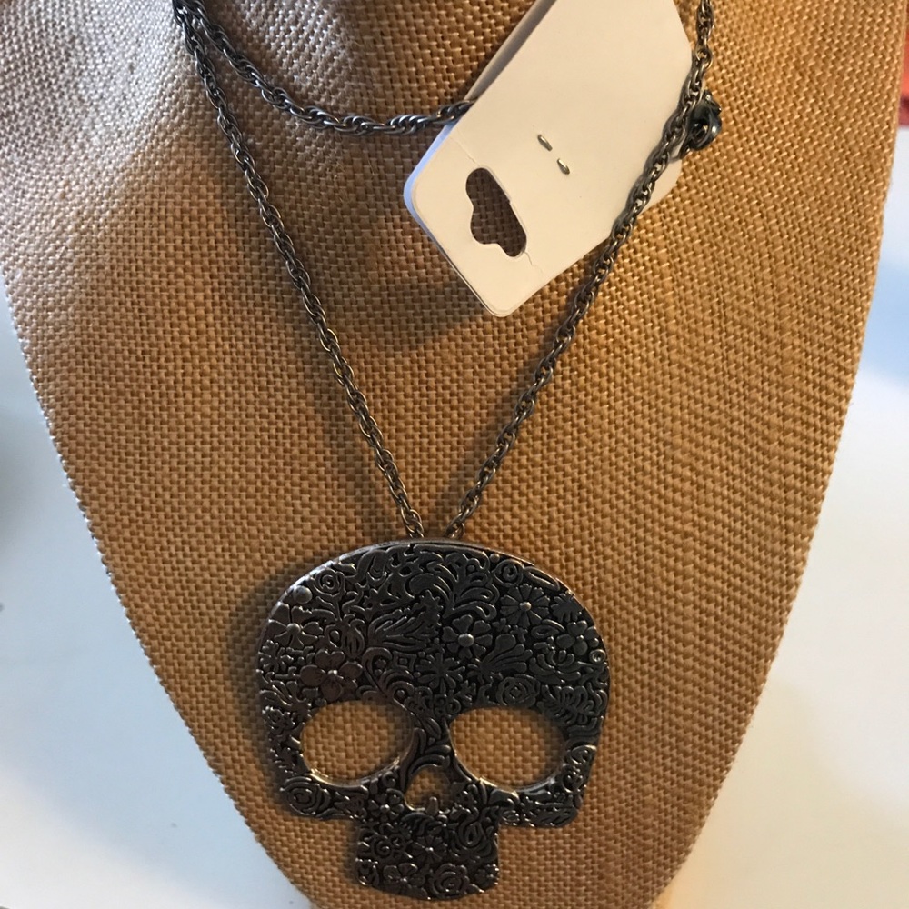 NWT SKULL LONG NECKLACE FREE GIFT W PURCHASE
