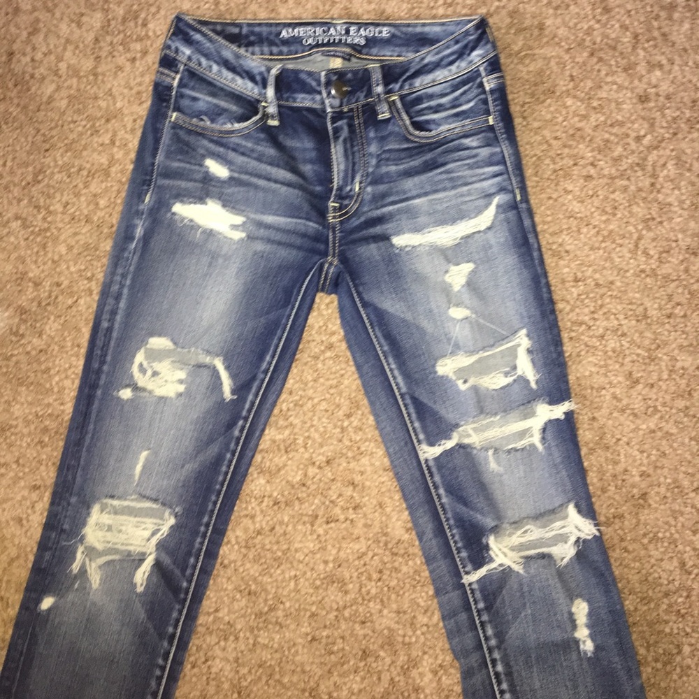 Size 2 destroyed jegging cropped American eagle !!