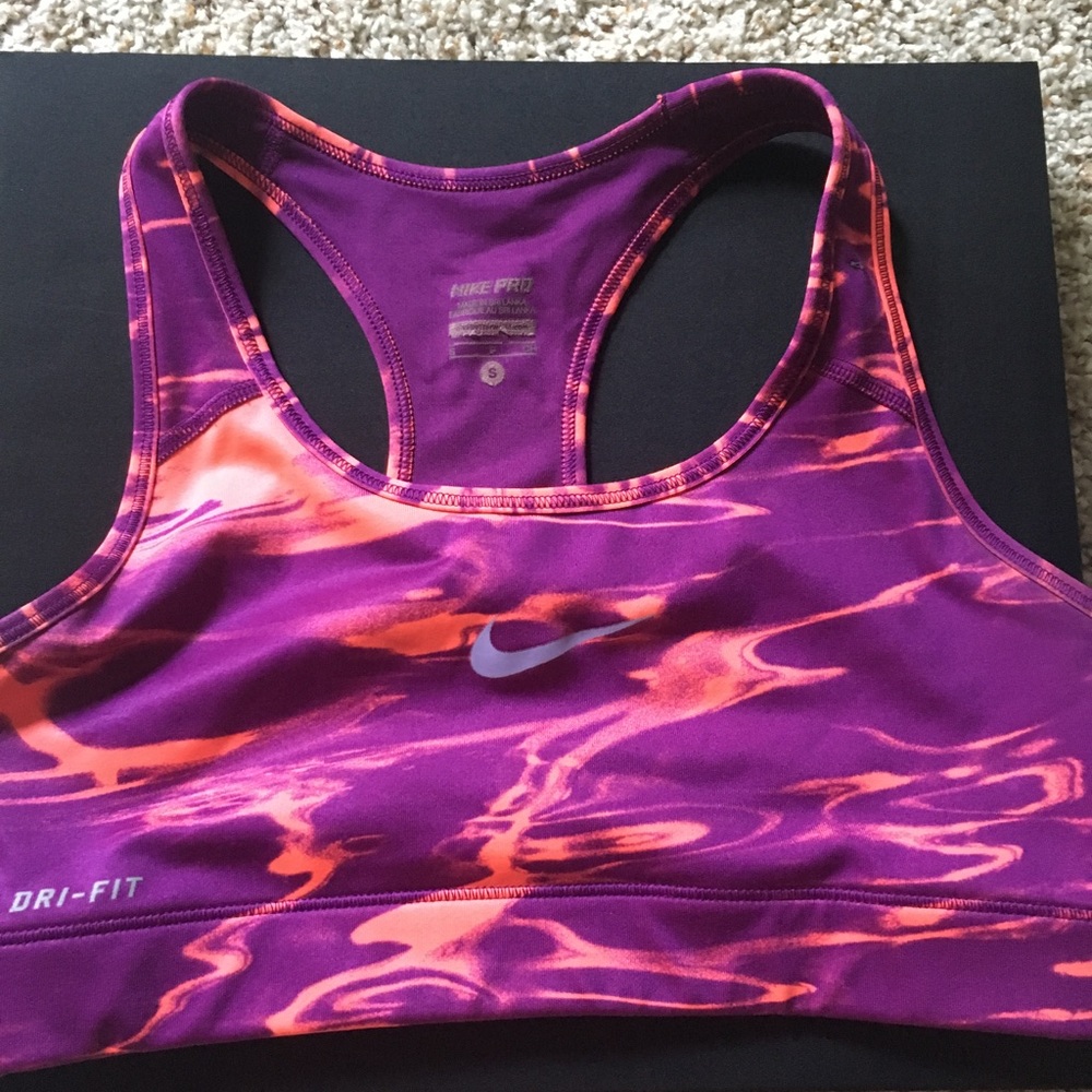 N I K E• sports bra !!