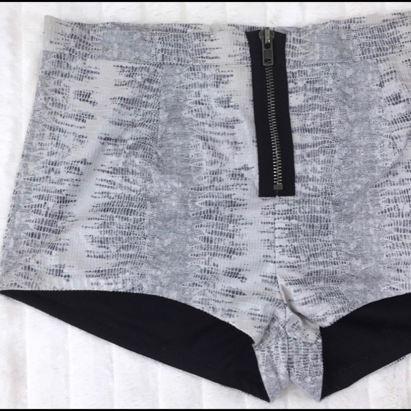 Snake skin Nasty Gal Shorts - Picture 2 of 3