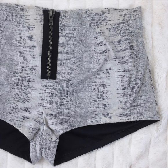 Snake skin Nasty Gal Shorts - Picture 3 of 3