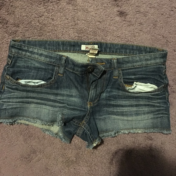 Shorts - Picture 2 of 4