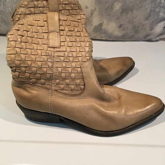 ziginy Shoes - Ziginy Bone Basketweave short boots size 8