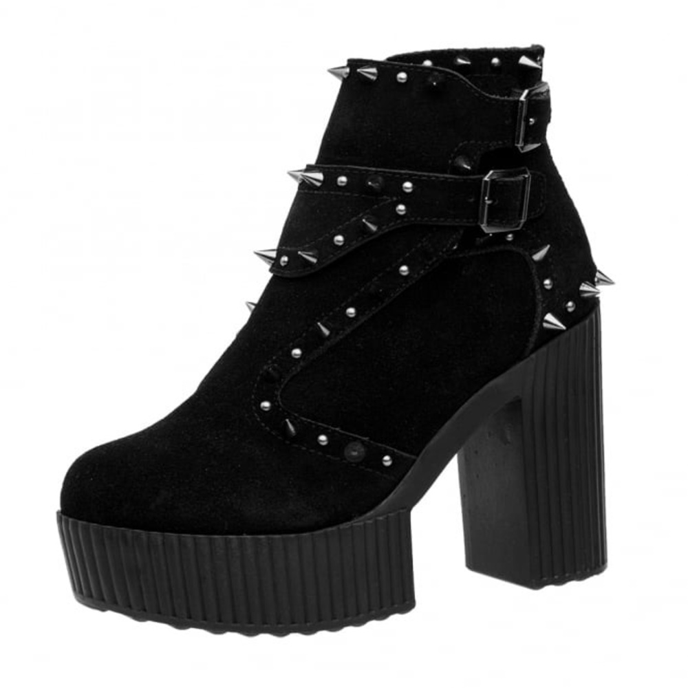 ISO! Spiked yuni boots! Size 8!
