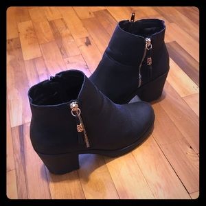 Black heeled biker boots with gold tassels 👢