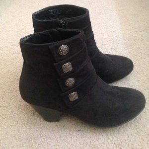 Cute Black Booties w/ 2in chunky heel