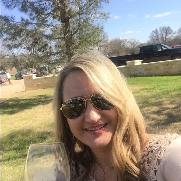 Meet your Posher, Stefanie - Picture 1 of 1