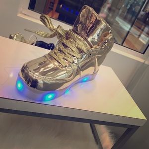 NEW GOLD KIDS LIGHT UP SHOES! (MORE COLOR)