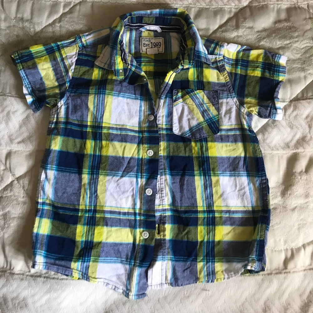 Short sleeve button down collar shirt with pocket