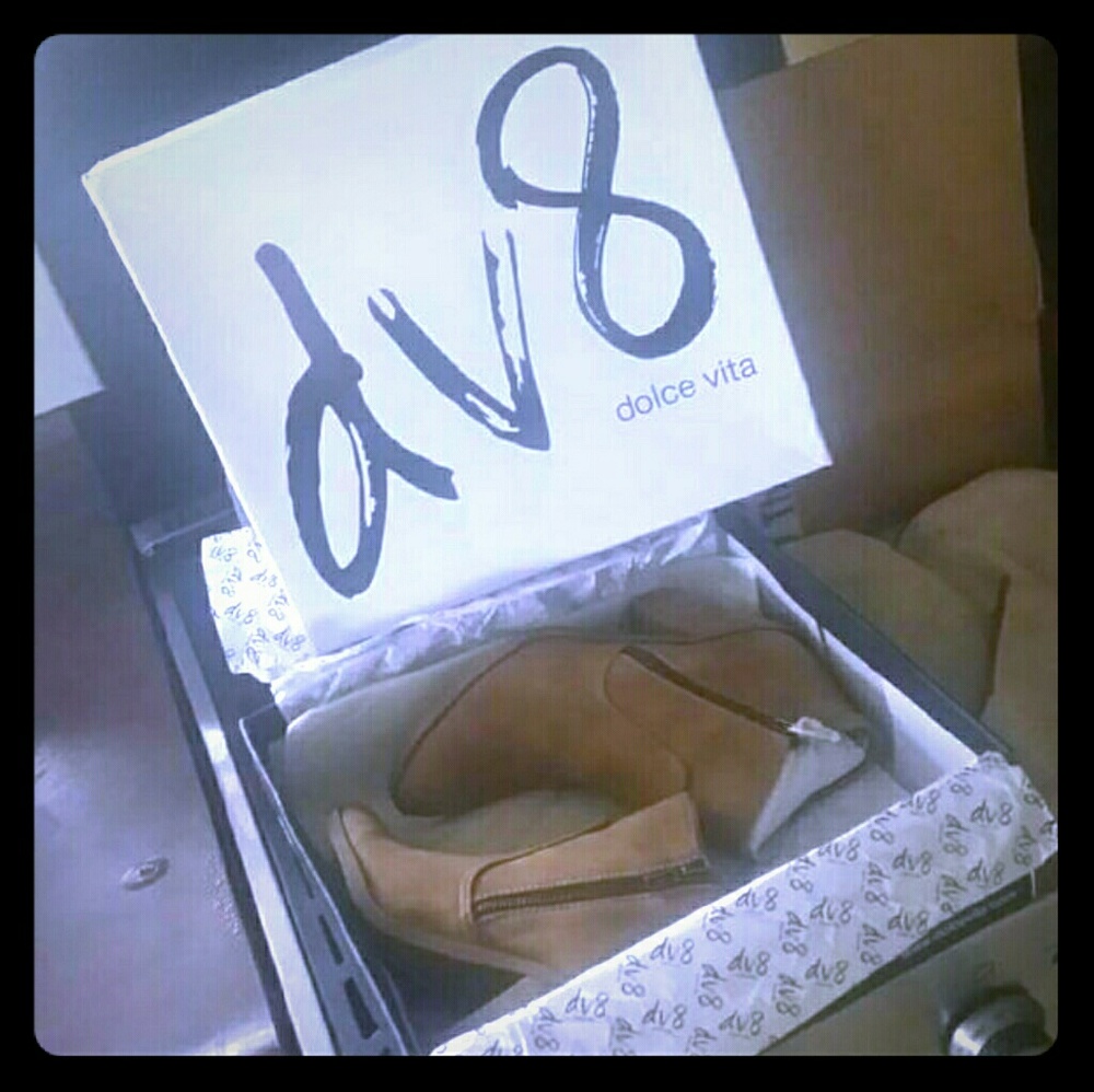 NIB Tan Suede Dolce Vita booties