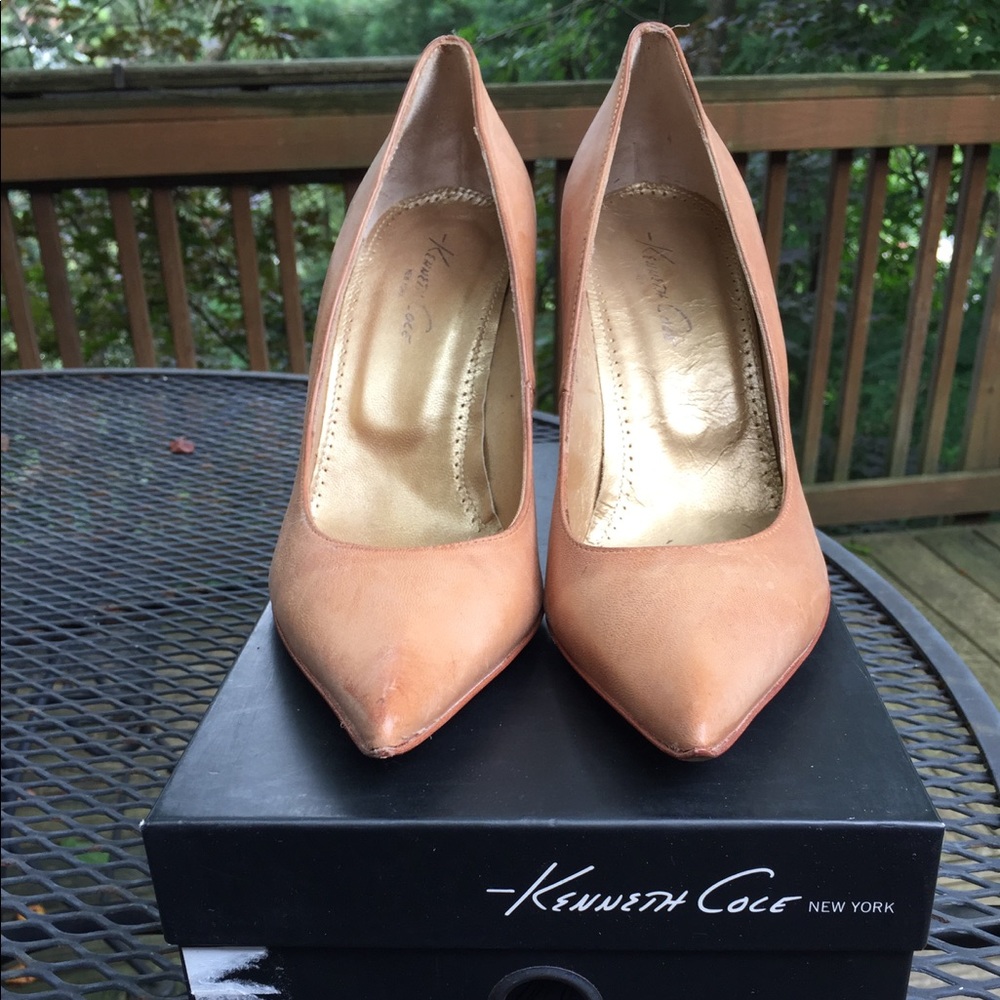 Ladies Kenneth Cole tan pump size 10