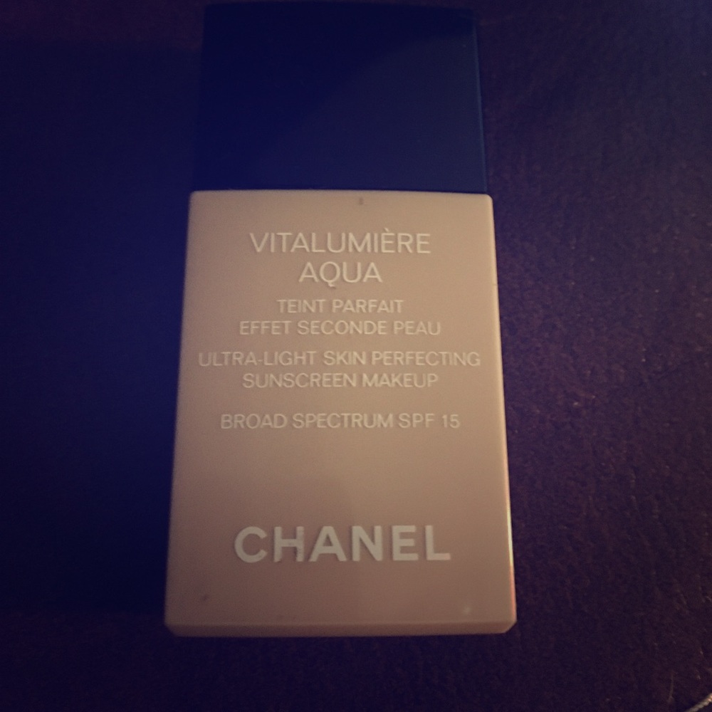Chanel Vitalumière Aqua Foundation in Beige 10