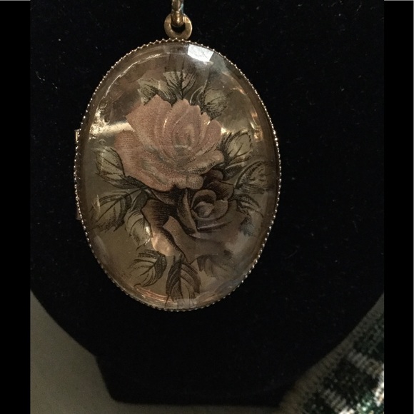 Beautiful Locket - Picture 1 of 2