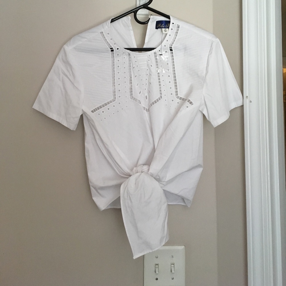 Blue Rain white blouse with tie at the bottom. XS