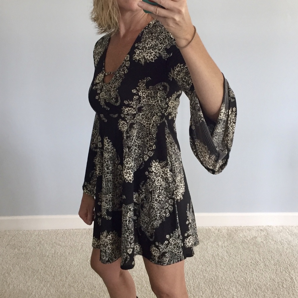 1SMALL LEFTBlack & Cream Print Dress - Picture 5 of 8