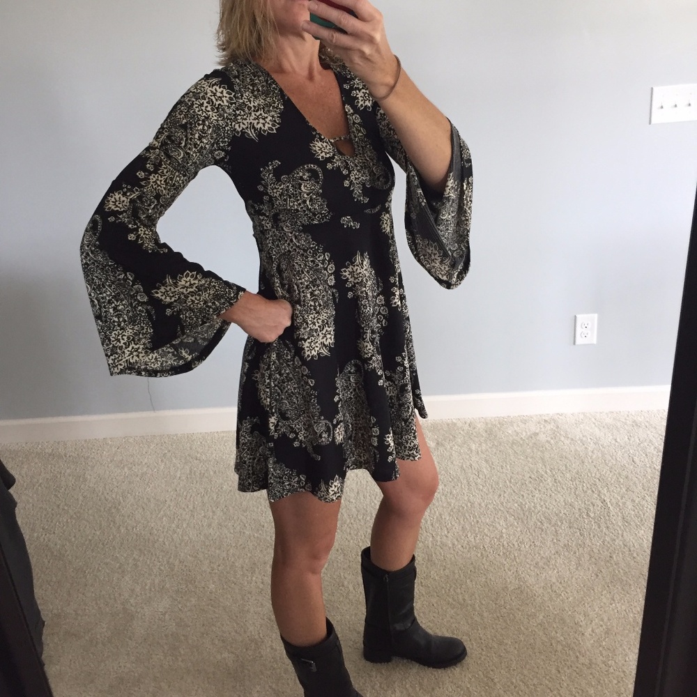 1SMALL LEFTBlack & Cream Print Dress - Picture 2 of 8