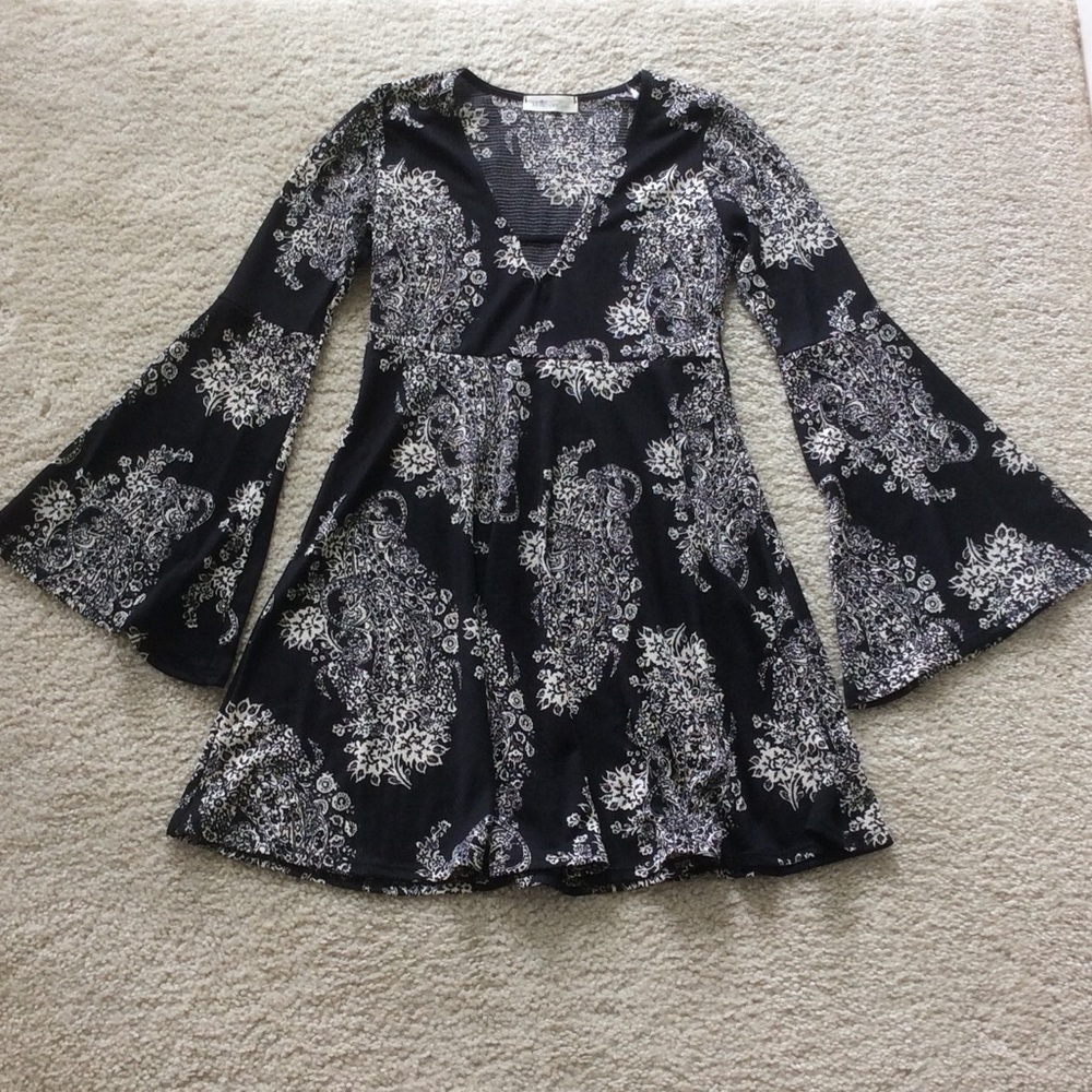 1SMALL LEFTBlack & Cream Print Dress - Picture 7 of 8
