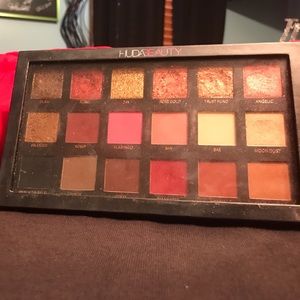 Huda beauty rose gold palette