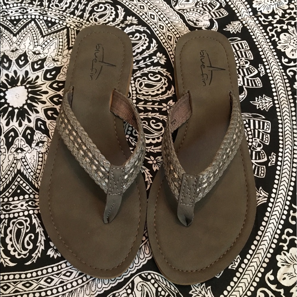 Bluefin size 8 sandals