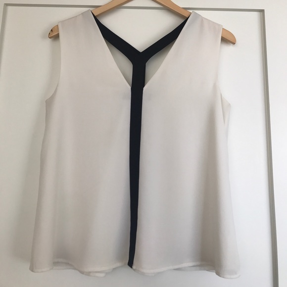 Beautiful black and white sleeveless blouse - Picture 3 of 4