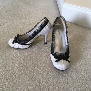 White/Black pulse heels