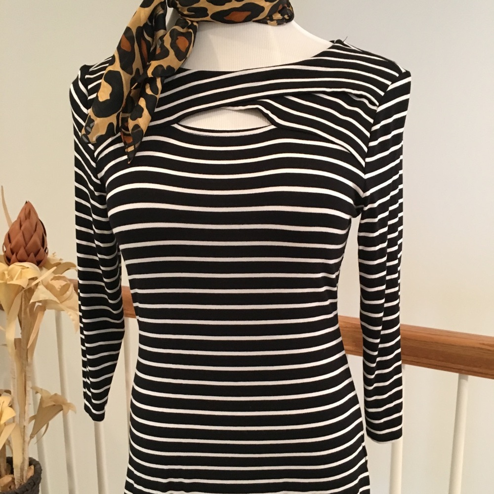 Black white stripe peep hole 3/4 sleeve size small