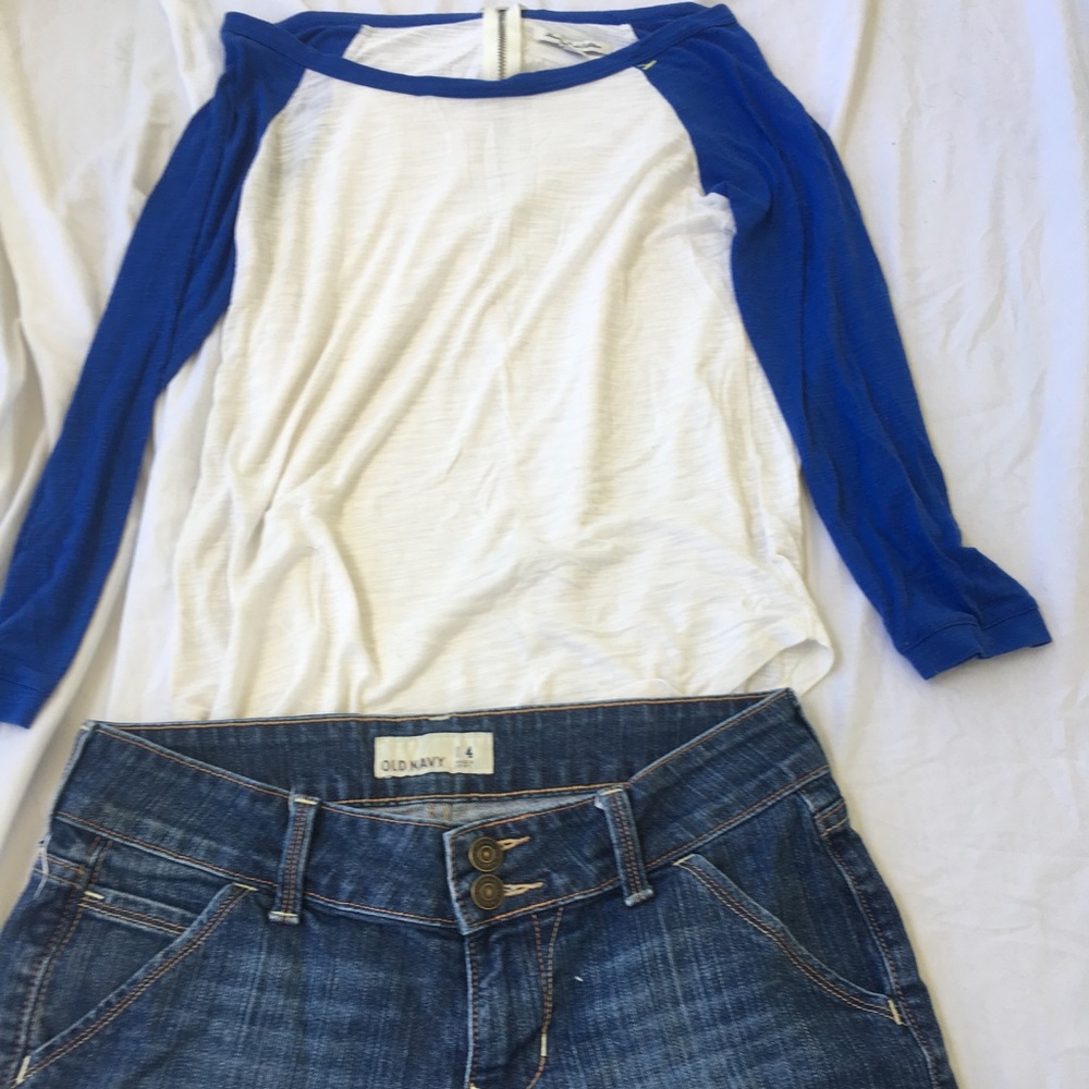 American Eagle XS T-shirt with blue sleeves