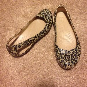 Crocs leopard flats