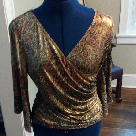 Pretty top with gold metalic size small - Picture 1 of 6