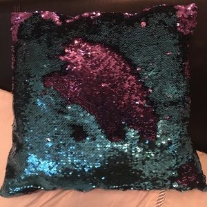 Sequin pillow color changing