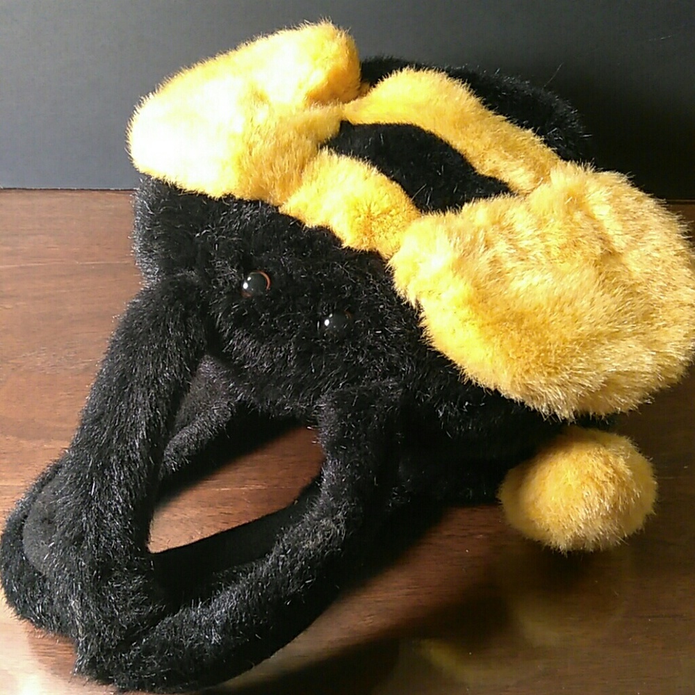 Fuzzy bee purse